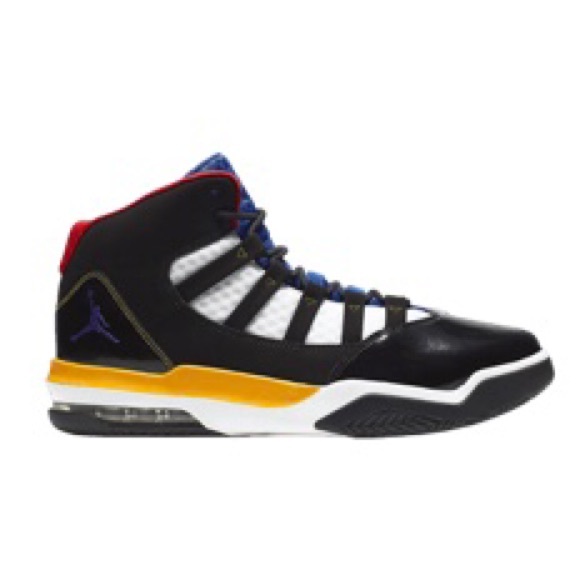 max aura basketball sneaker